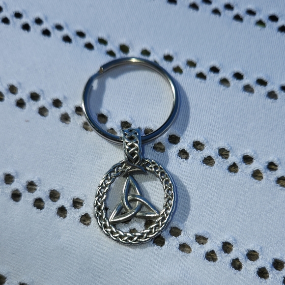 Vintage Celtic Key Chain - Picture 2 of 3